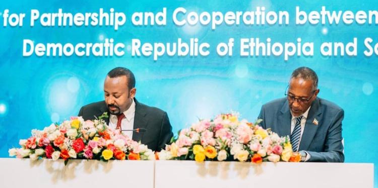 El primer ministre etíop, Abiy Ahmed (esquerra), el president somalilandès, Muse Bihi Abdi, rubriquen el memoràndum.
