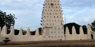 Minaret of the mosque in Bobo-Dioulasso, in western Burkina Faso. Its architecture is of Sahelian influence, unlike the mosques in the capital, Ouagadougou. An example of cultural proximity between western Burkina Faso and western Mali.