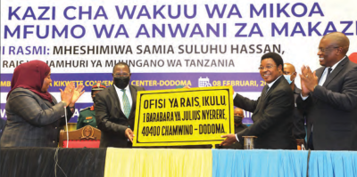 Un acte del govern de Tanzània en què s'empra el suahili.