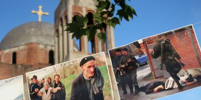 Images that recall the Serbian repression in Kosovo, in front of the Church of Christ the Savior.