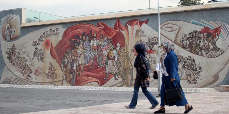 El mural dels herois albanesos a la plaça de Skanderbeg, al districte de majoria albanesa de Çair, a Skopje, reflecteix la visibilització recent del relat nacional albanès a Macedònia del Nord.