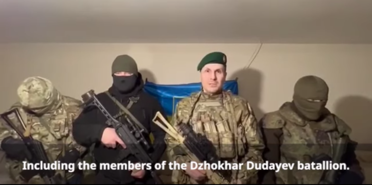 Adam Osmàiev, líder d'un dels batallons txetxens que lluiten al bàndol ucraïnès, parla en un vídeo a l'inici de la invasió russa de 2022.   